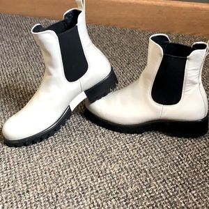Ecco Modtray Chelsea Leather Chunky Lug Sole Boots